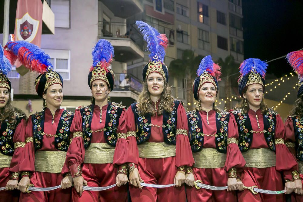 Distintos momentos de la Entrada mora que las tropas de la media luna protagonizaron ayer por las calles de Callosa d´en Sarrià.