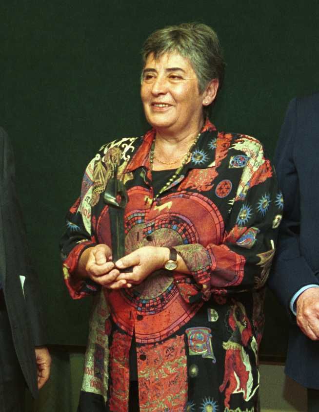 La artista sostiene su modelo del 'Monumento a los Donantes', en 2000