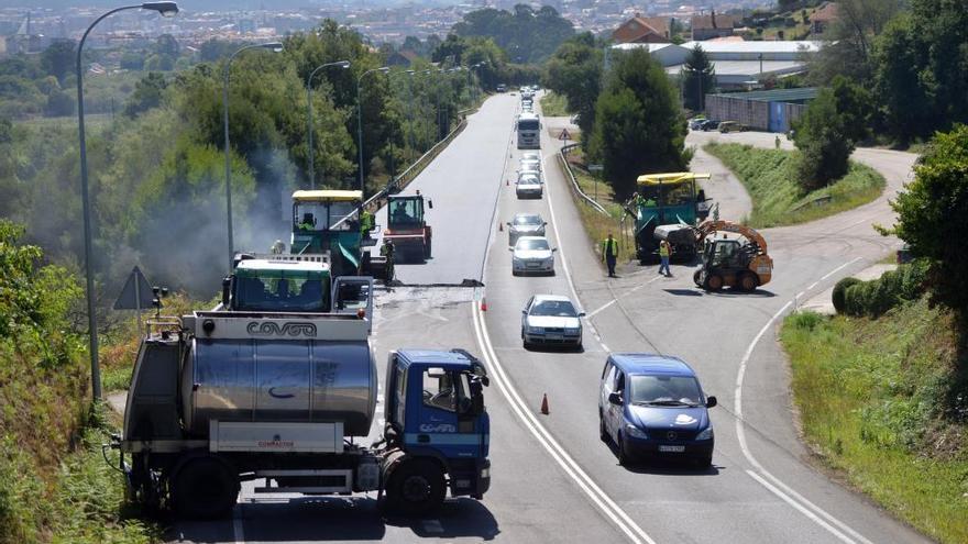 Asfaltado en una carretera autonómica