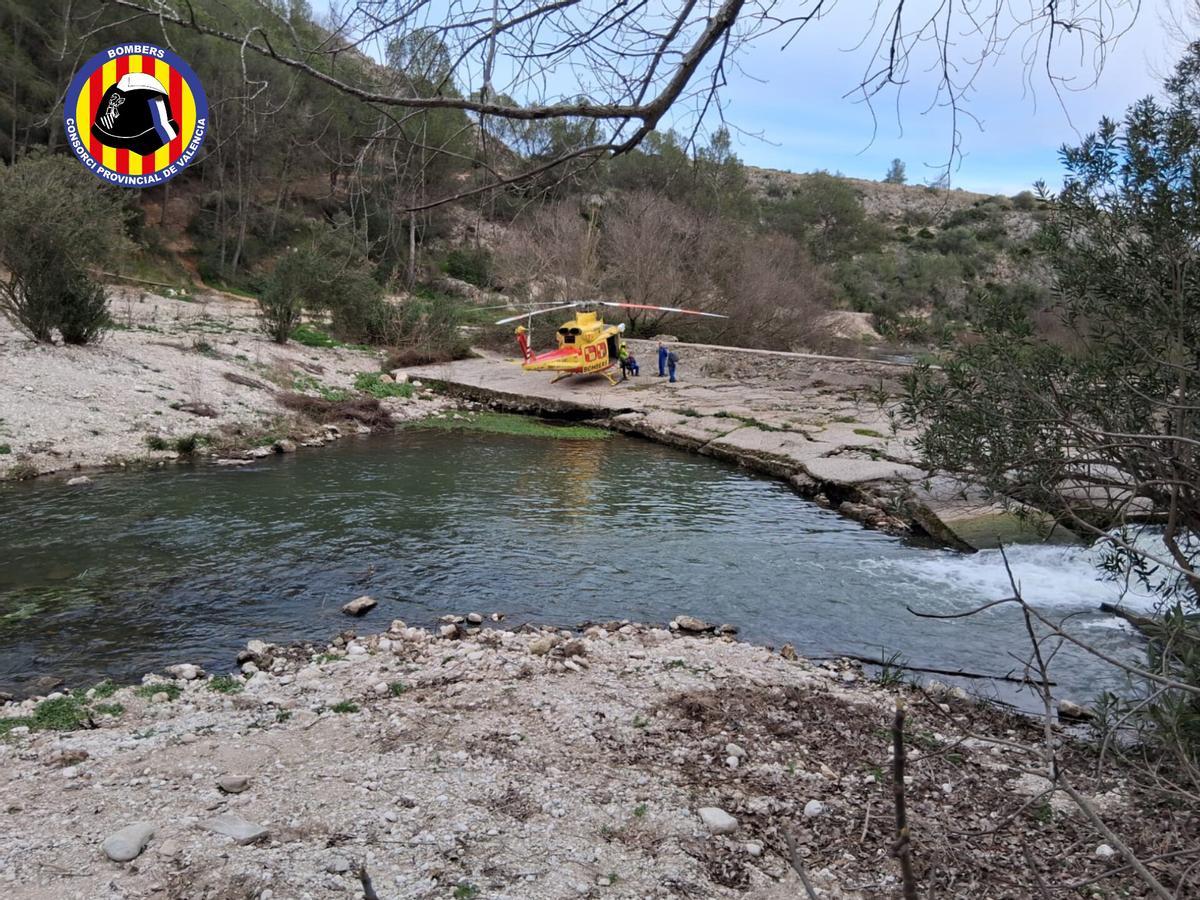 El helicóptero del GERA, en el Estret de les Aigües.
