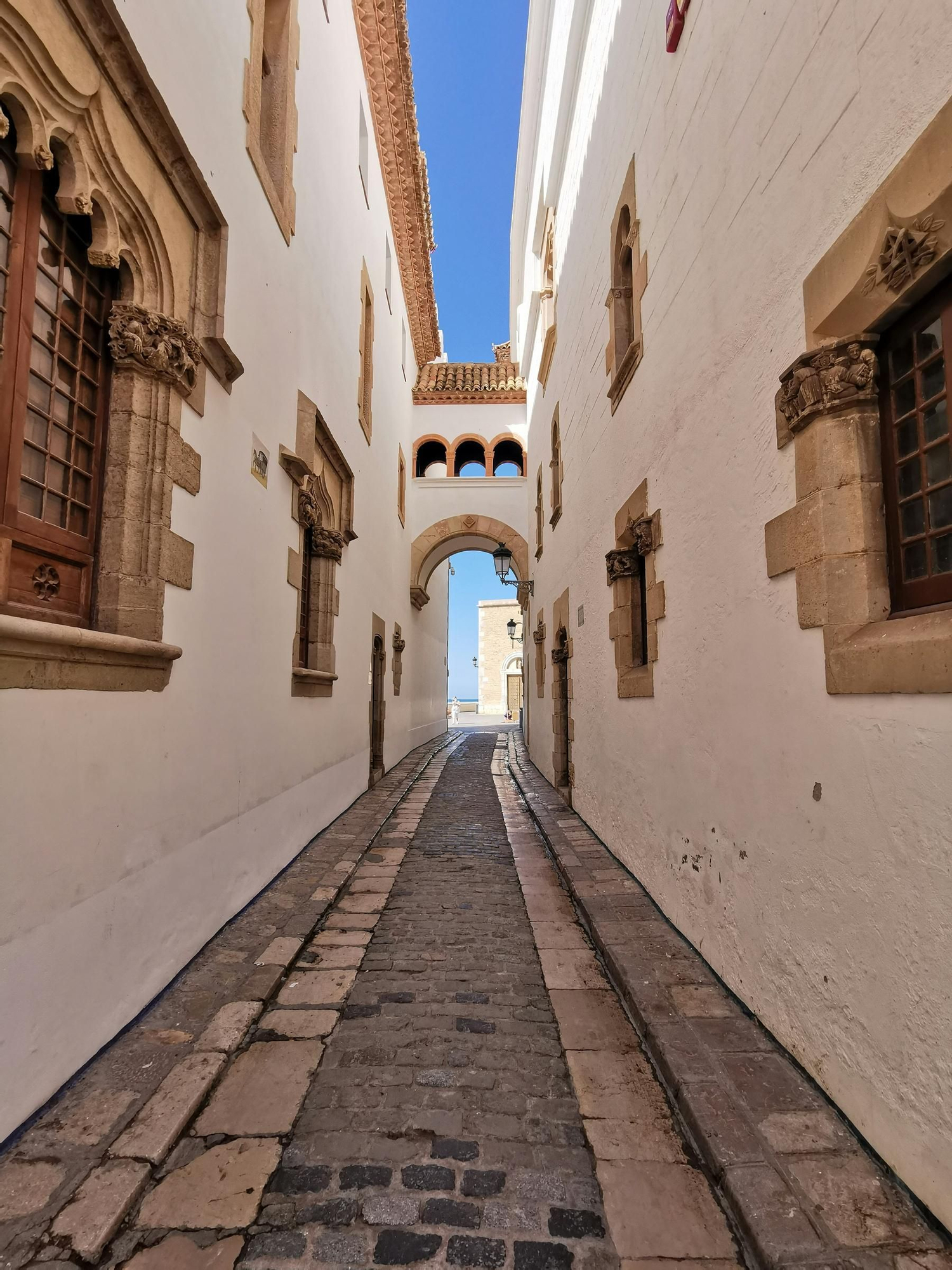 Pasear por las calles de Sitges siempre es un buen plan.