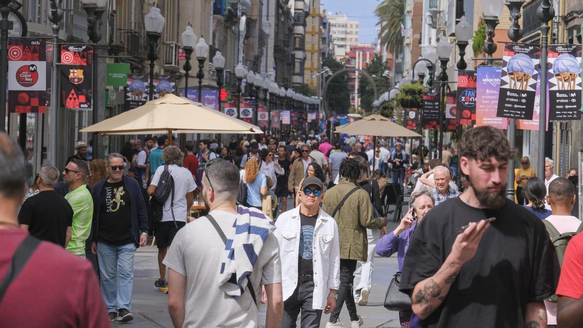 Gente en la calle Triana, en Las Palmas de Gran Canaria