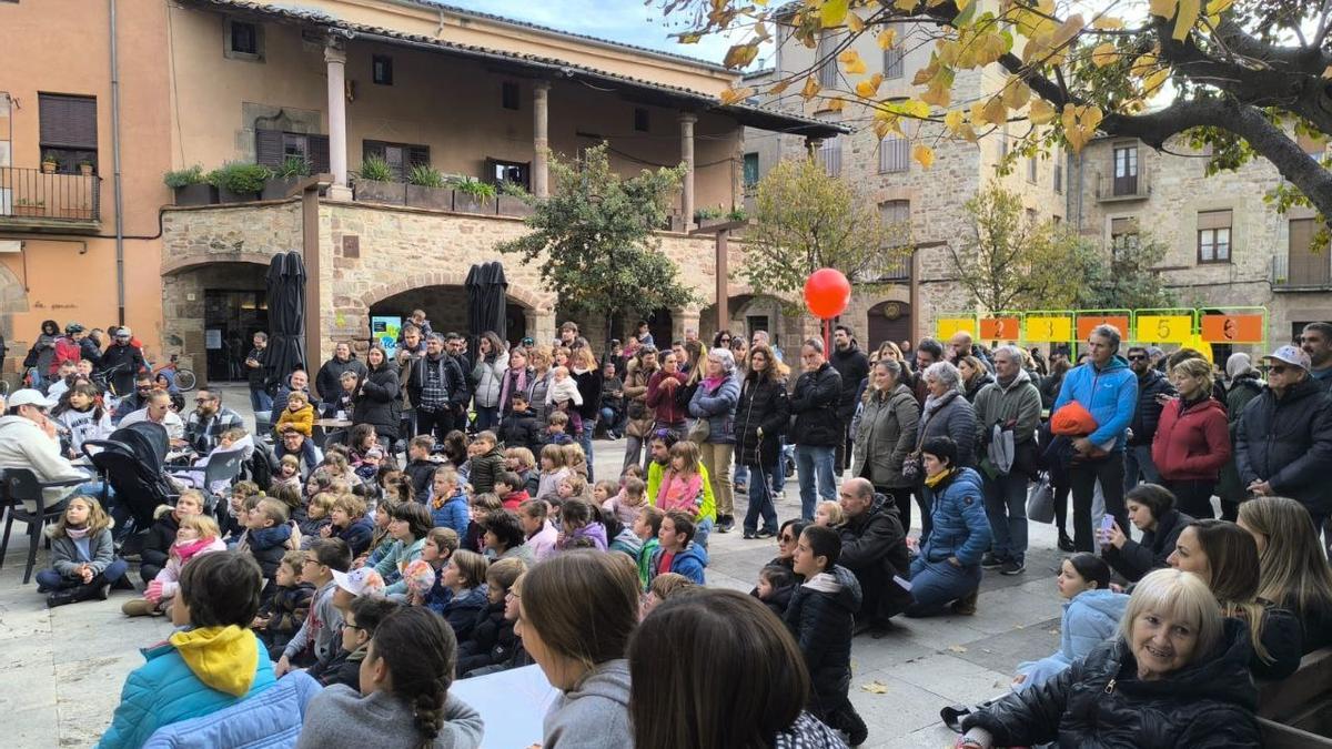 Desenes d'infants i les seves famílies gaudeixen d'un matí d'activitats a Santpedor