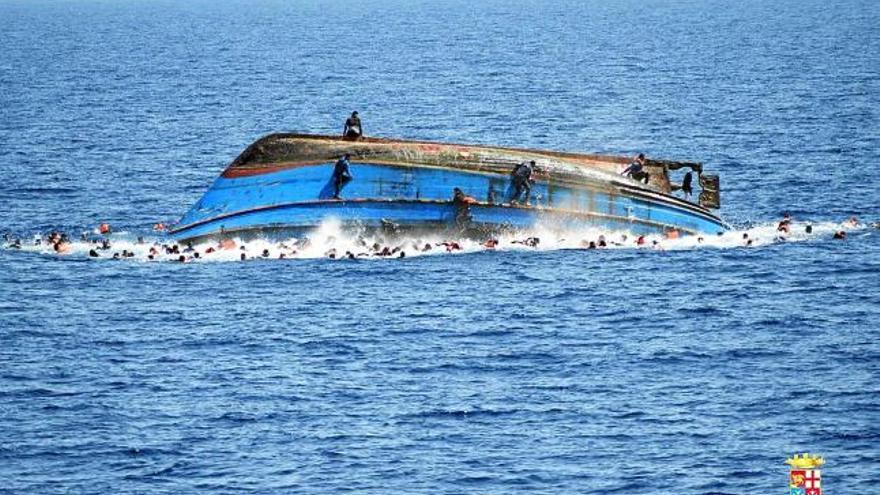 L&#039;embarcació, totalment cap per avall, portava més de mig miler d&#039;immigrants