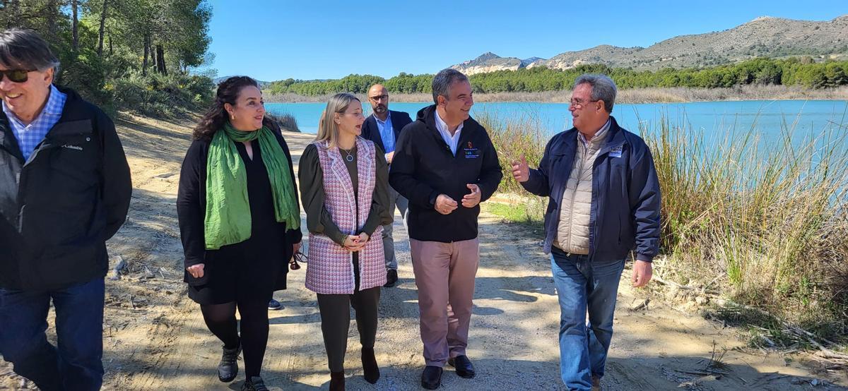 Juan María Vázquez, junto a la alcaldesa de Cehegín, Alicia del Amor, este lunes en el embalse de Argos.