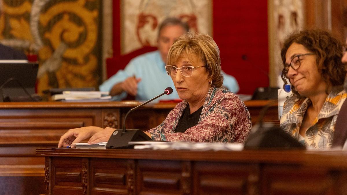 Ana Barceló interviene durante un Pleno del Ayuntamiento.