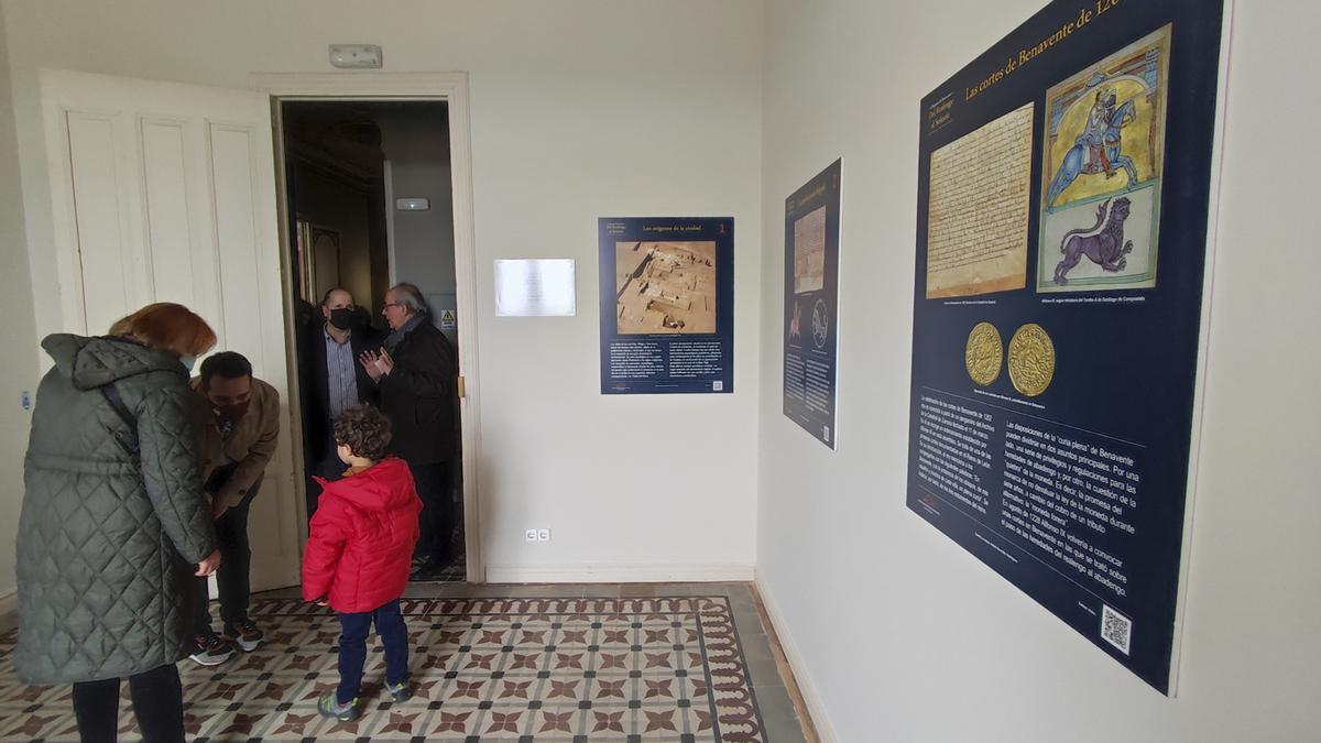 Aspecto de la sala inaugurada por Ledo del Pozo y el Ayuntamiento benaventano.