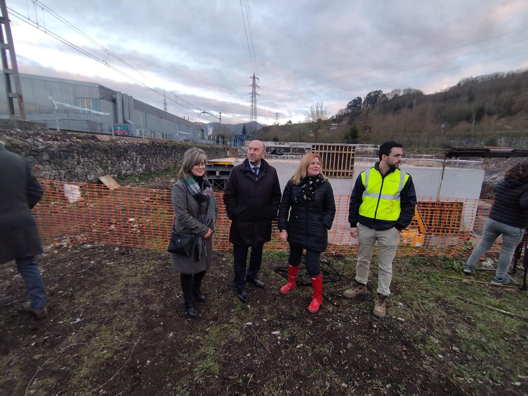 Obras de acceso al futuro ferial de talleres del Conde, en Langreo