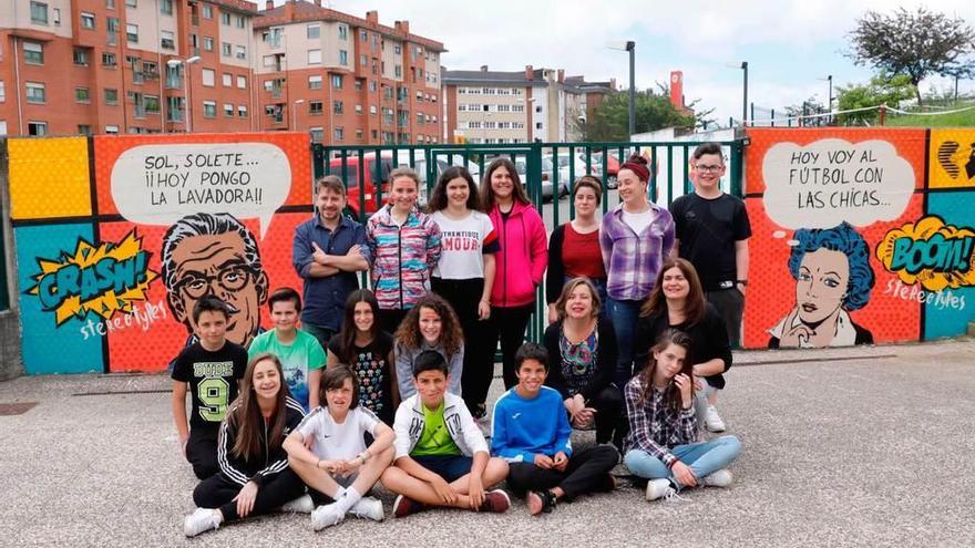 El grafiti bueno, en La Corredoria; el malo, en el Antiguo