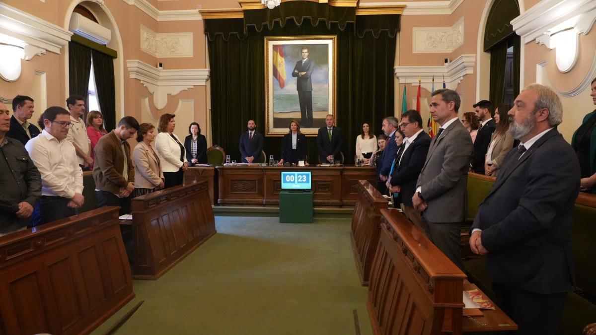 La corporación municipal guardó un minuto de silencio por la muerte del Papa Francisco al inicio del pleno.