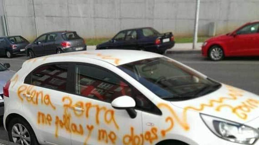 Denuncia pintadas en su coche