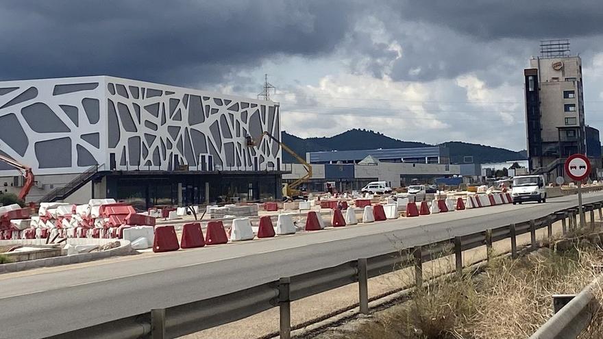 Las obras en el exterior del centro comercial de Benicarló avanzan a buen ritmo para cumplir la previsión de reabrir las puertas del recinto a finales de noviembre.
