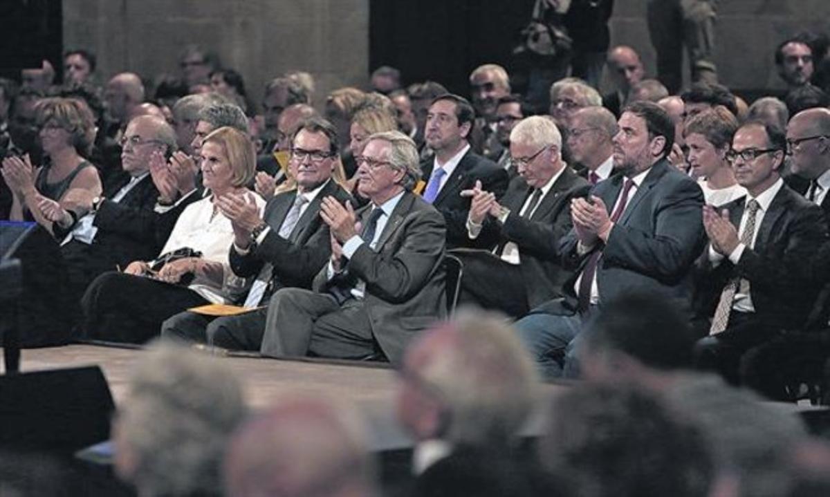 Acte institucional 8 El president de la Generalitat, Artur Mas, amb altres autoritats catalanes, en l’acte de la Llotja de Mar, ahir.