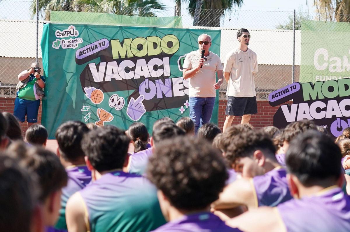Txus Vidorreta y Nihad Djedovic en su visita al Campus de Baloncesto Fundación Unicaja.