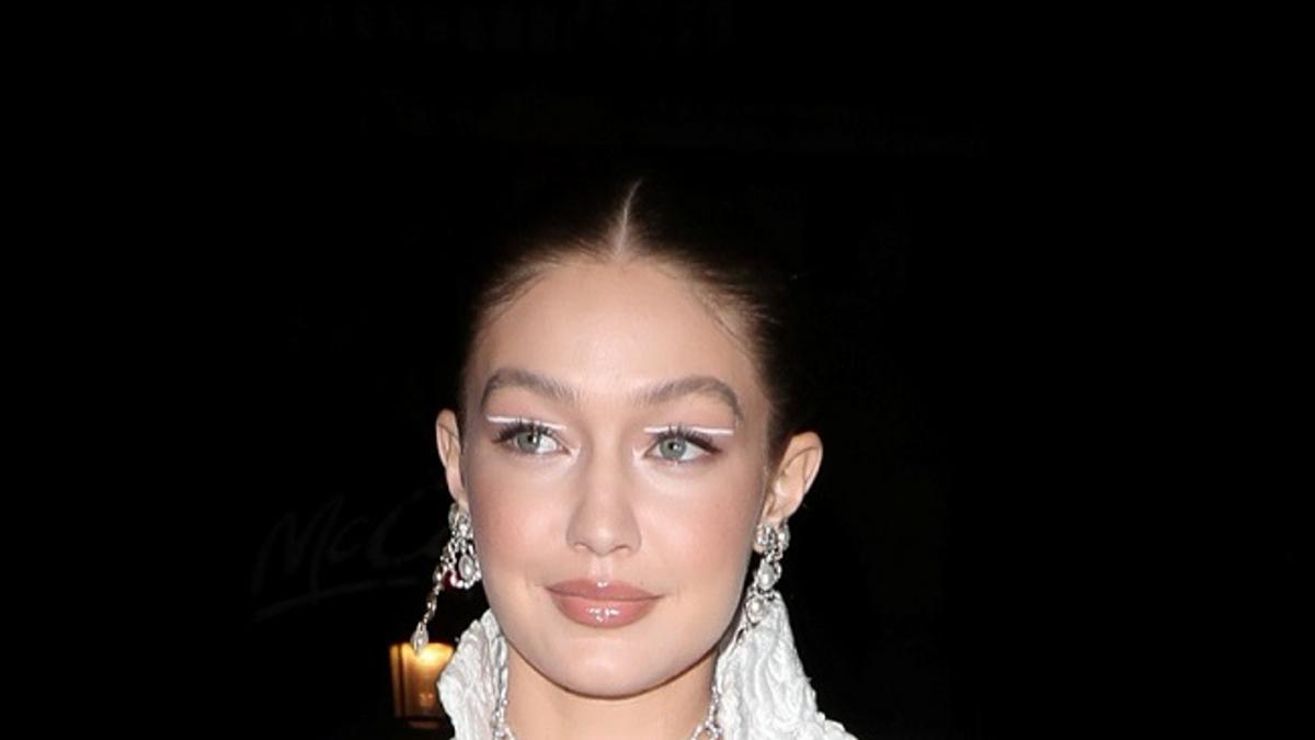 Gigi Hadid con 'eyeliner' blanco durante la Semana de la Moda de París