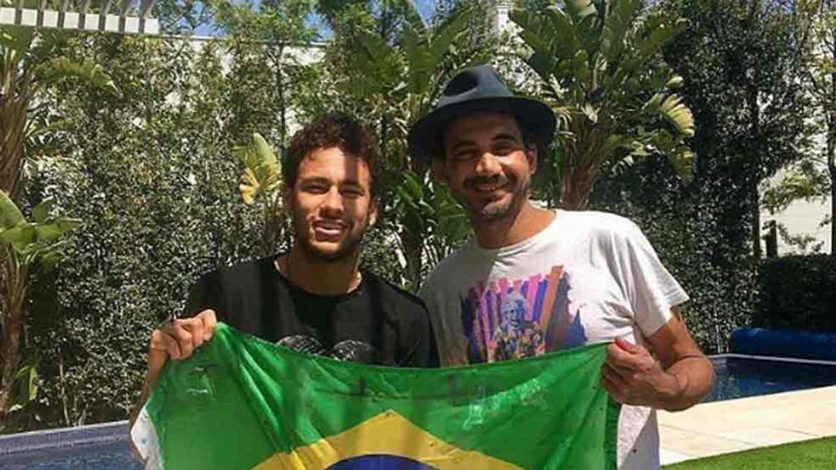 Neymar, junto a Eduardo Kobra