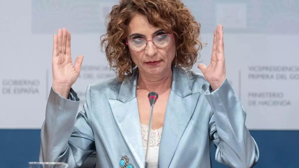 La vicepresidenta primera y ministra de Hacienda, María Jesús Montero, durante su comparecencia este lunes para anunciar la propuesta sobre la quita de la deuda.