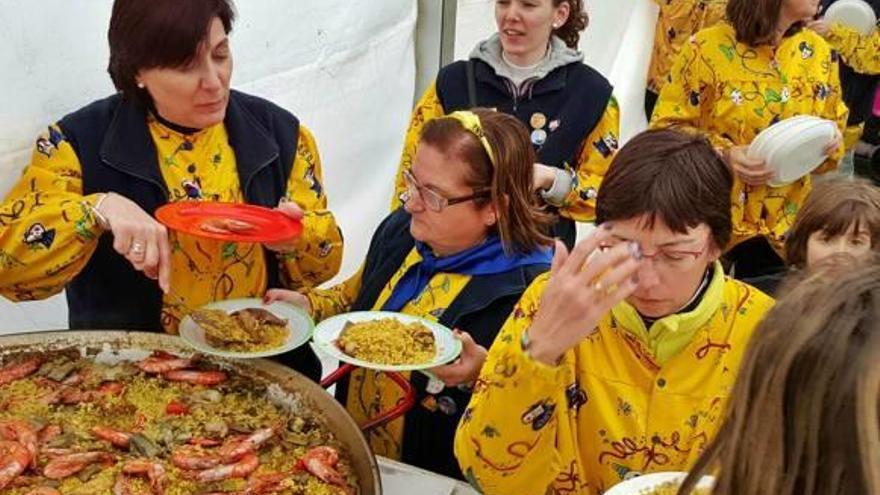 Los miembros de las diferentes comparsas de Vinaròs salieron de nuevo a las calles para disfrutar del desfile del Carnaval del domingo.Miles de personas desfilaron con sus trajes por las principales calles de Vinaròs. f r. mengualVarios vecinos disfrutaron de una buena paella por la mañana, como antesala al desfile. f r. mengualAlcalà finalizó las fiestas con el entierro de Don Carnal. f j. f. rocaLas reinas del Carnaval volvieron a recorrer las calles de Vinaròs. f r. mengual