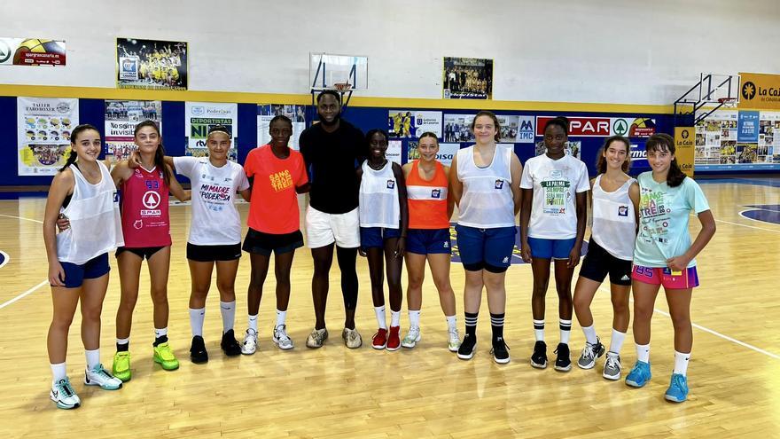 Usman Garuba visita a las jugadoras del Spar Gran Canaria en La Paterna