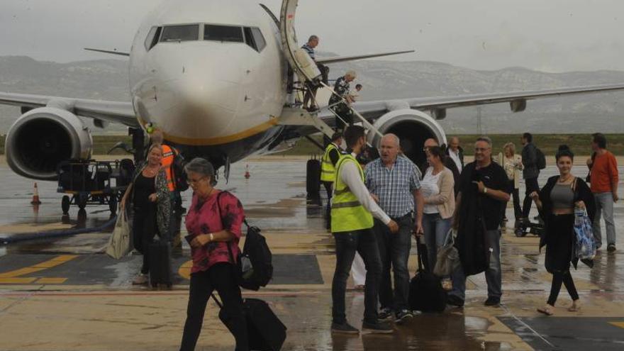 El aeropuerto recibe el primer vuelo comercial