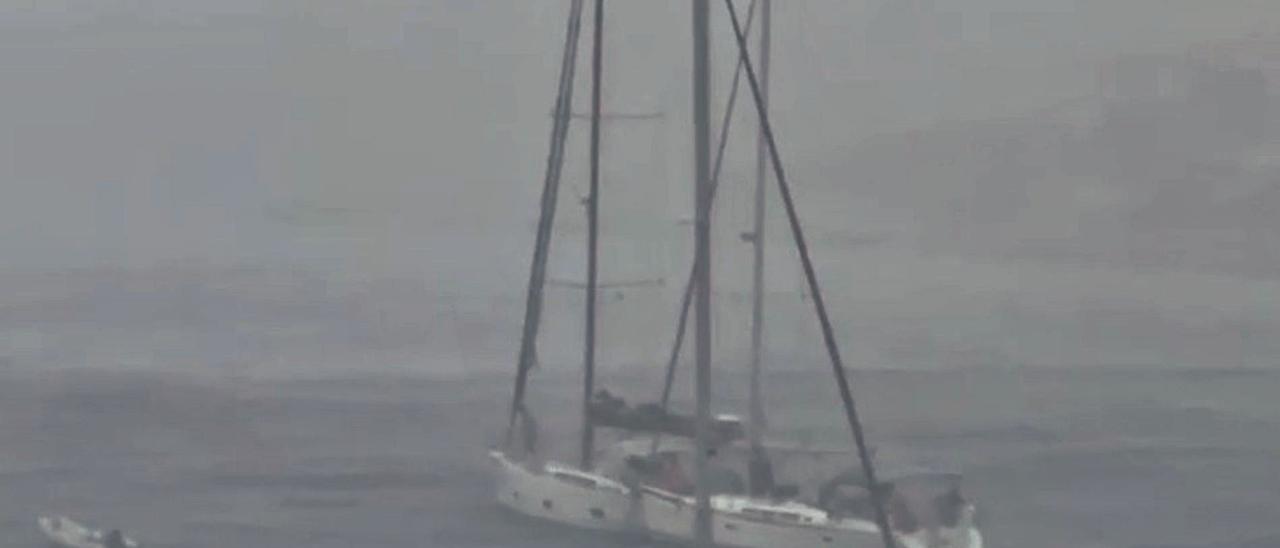 Dos veleros colisionan y se quedan enganchados durante la tormenta, ayer, en Caló des Moro.