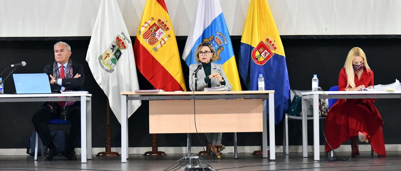 La alcaldesa, Conchi Narváez, preside un reciente Pleno junto al secretario accidental saliente y la interventora.