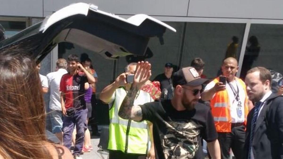 Leo Messi junto al vehículo que los recogió a pie de pista en el aeropuerto de Rosario