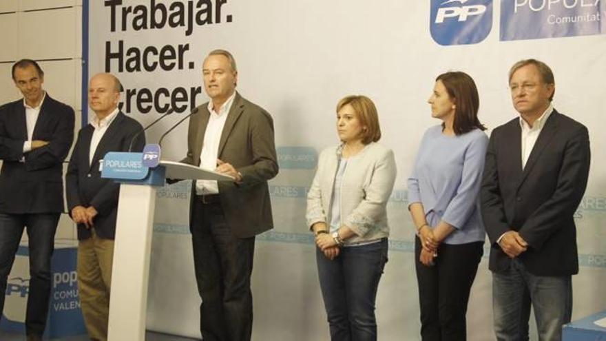 El candidato del PP, Alberto Fabra, comparece con gran parte de su gobierno tras conocer los peores resultados del PP en tres décadas.