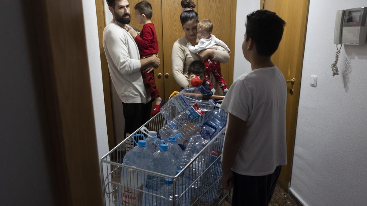 La familia Vargas va a por agua a la fuente del barrio a diario.