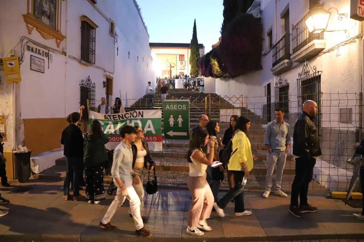 Vallas junto a la escalera del Bailío, que da acceso a una de las cruces más populares.