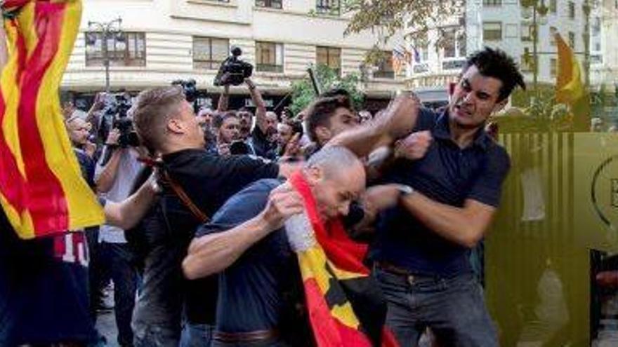 Grups ultres van agredir manifestants a València