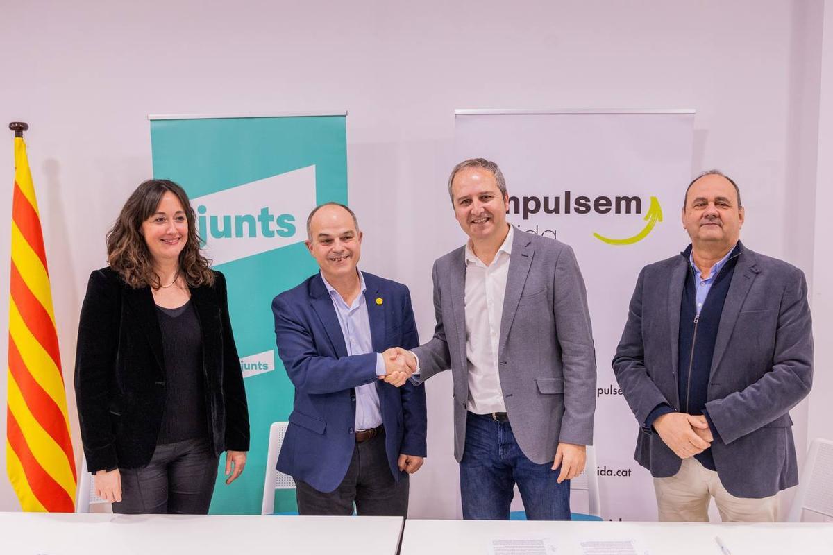 Miembros de Junts y de Impulsem Lleida firman un pacto para volver a concurrir juntos a las elecciones municipales de 2027.