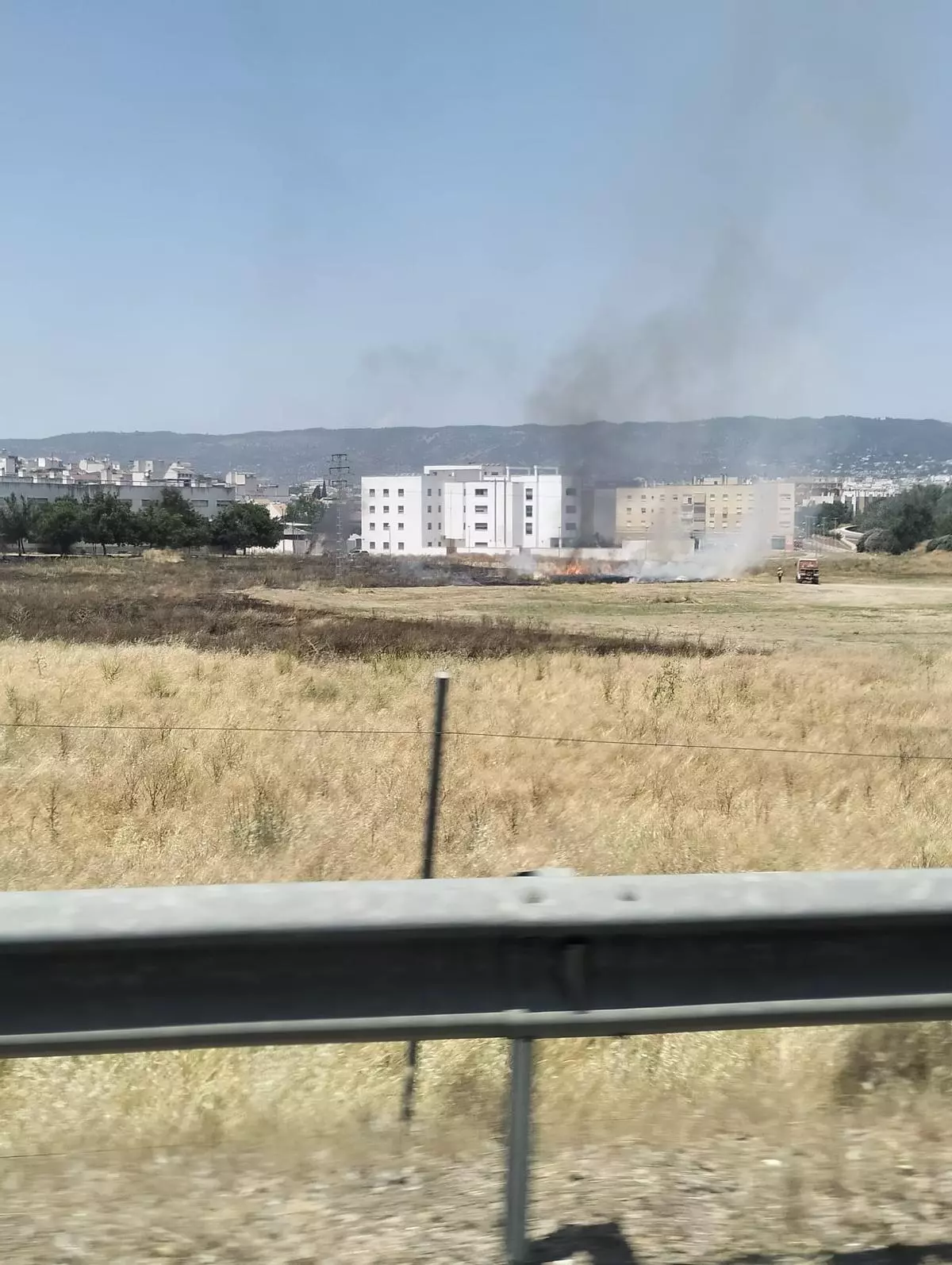 Los bomberos se multiplican para extinguir dos incendios de pastos en Córdoba