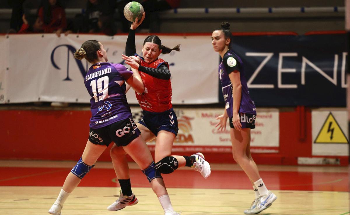 Caro Bono trata de penetrar en el partido ante el Valladolid. | JOSÉ LORES