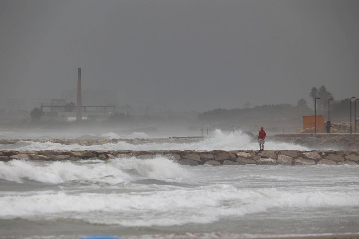 Fuerte oleaje en la playa de Pinedo en un temporal anterior.