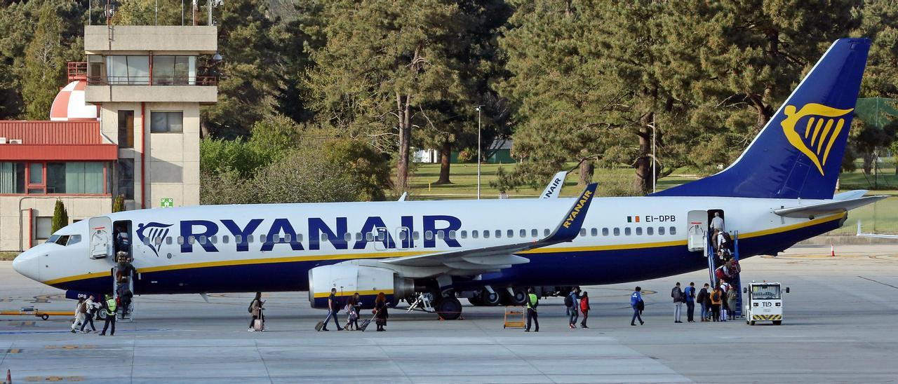 Un avión de Ryanair en el aeropuerto de Vigo.