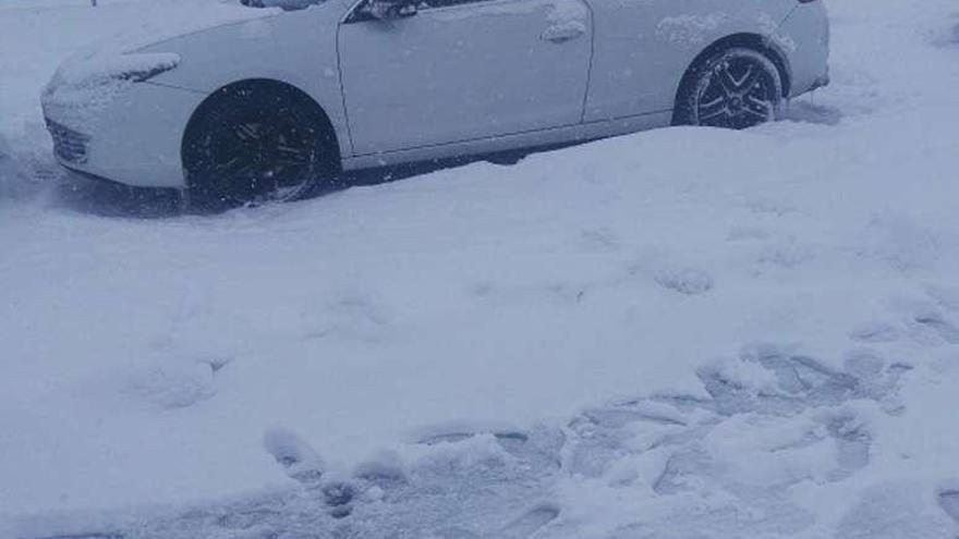 El coche de la pareja ourensana, cercado por la nieve. // Paula Godoy