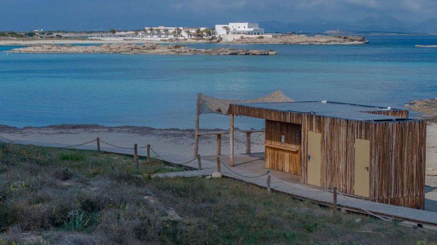 Un quiosco situado en la playa de es Pujols, en Formentera. | GERARDO FERRERO