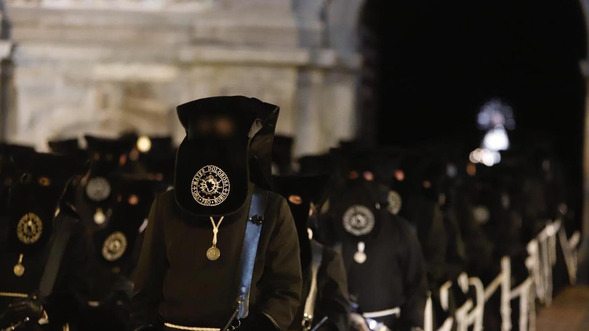 Cofrades de La Dolorosa durante la procesión del Encuentro del Miércoles Santo, la semana pasada.