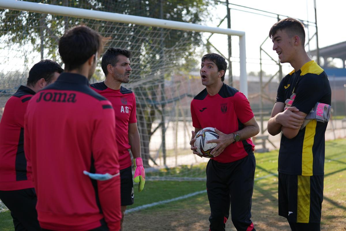 Josemi da una charla a los jugadores del CD Leganés B durante el entrenamiento.