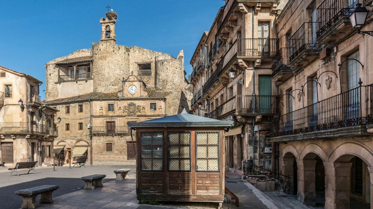 El pueblo conocido como la villa de las siete puertas considerado un paraíso de iglesias románicas