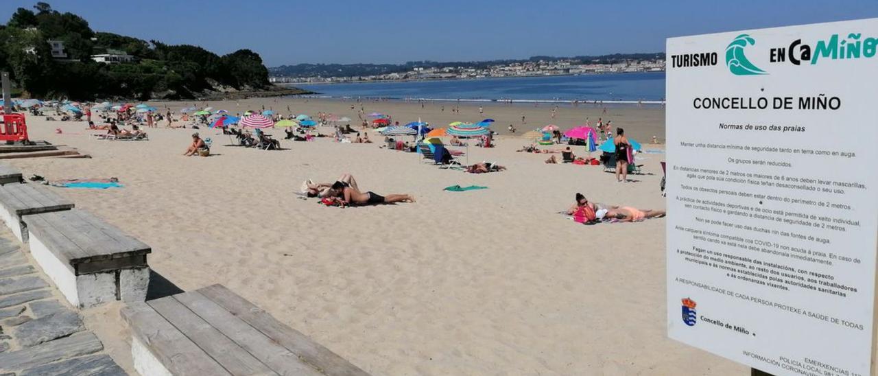 Vista de la Playa Grande de Miño, con visitantes.   | // LA OPINIÓN