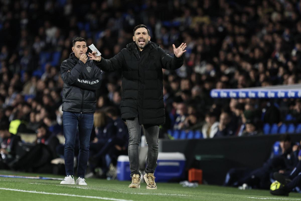 Sarabia, con un papel con indicaciones tácticas en la mano, da órdenes a sus jugadores en el Reale Arena.