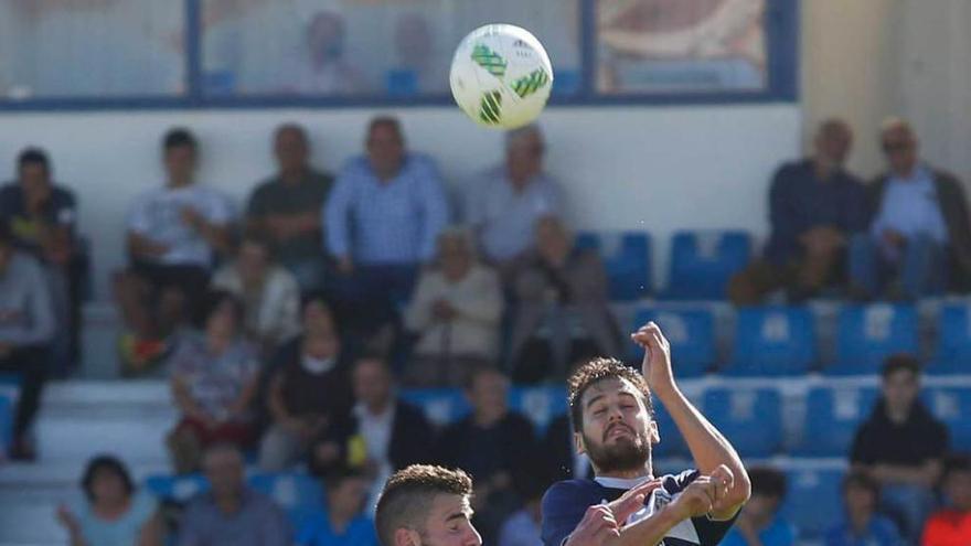 Jaime Laviana, del Lugones, y Pozo disputan un balón.