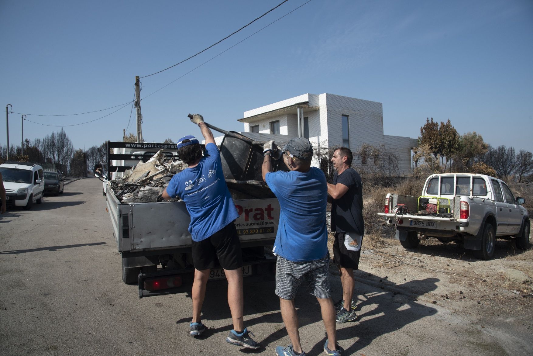 Una trentena de voluntaris s’autoorganitzen per ajudar River Park en la vida després del foc