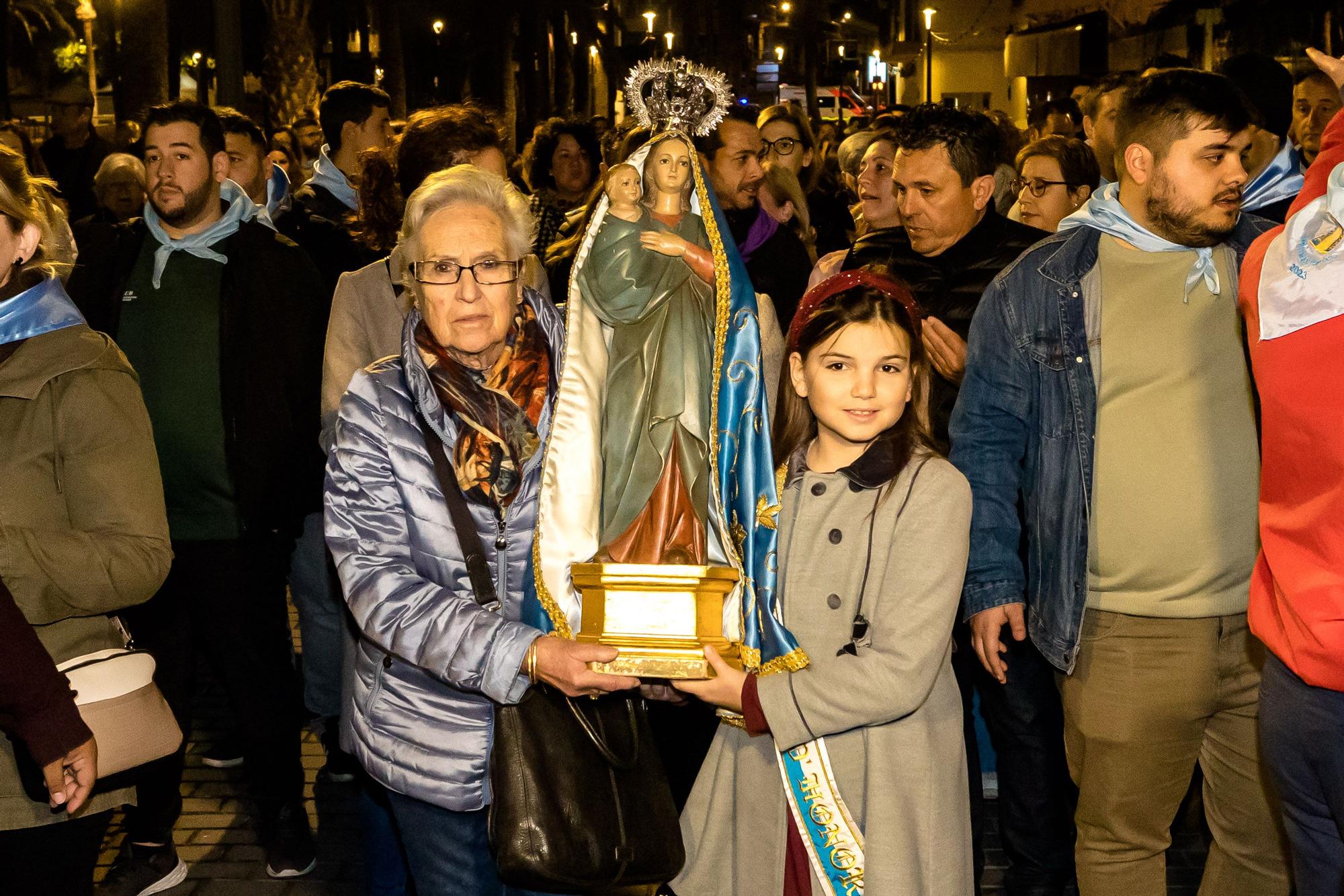 Devoción en Benidorm en la procesión de L'Alba