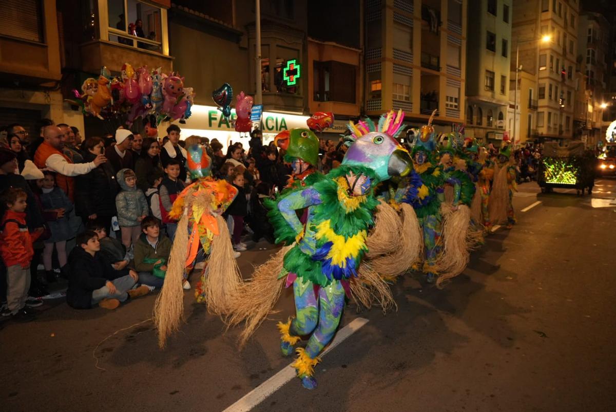 Animales fantásticos llenan de colorido el desfile