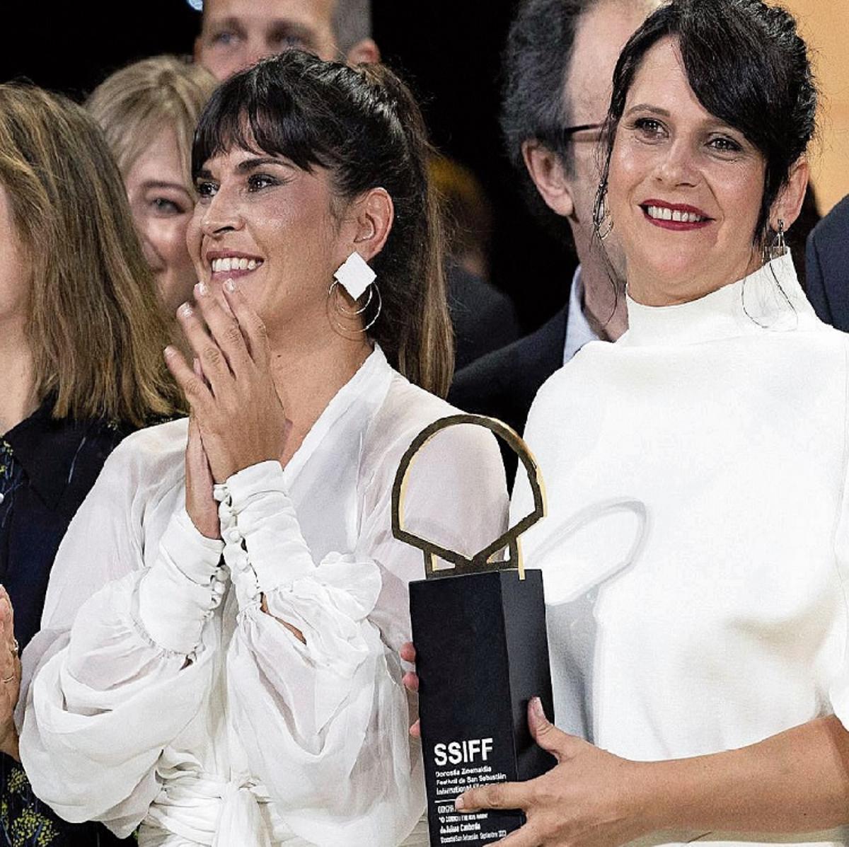 Gala de clausura del Festival Internacional de Cine de San Sebastián, Jaione Camborda con el premio y Janet a su lado, de blanco.