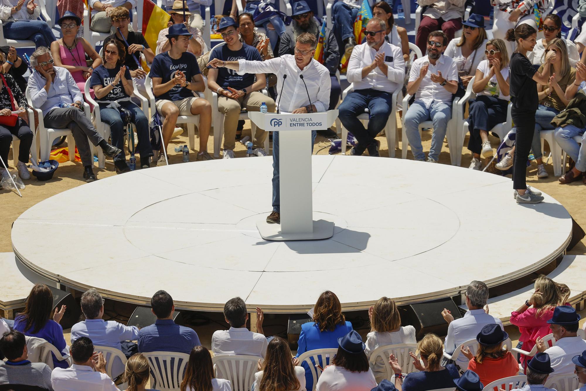 La plaza de toros de Valencia se ha llenado con 12.000 personas para asistir al acto central de campaña del PP