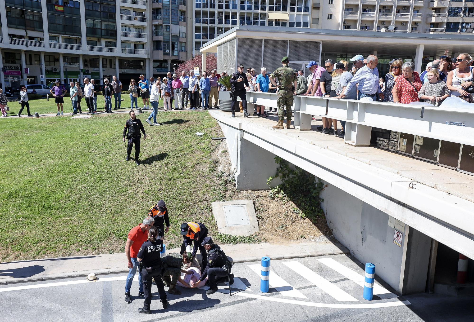 Un hombre sufre una aparatosa caída al precipitarse de un puente durante la jura de bandera de Benidorm